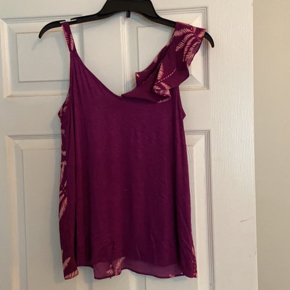 Never worn, cute summer shirt!! - Picture 2 of 2